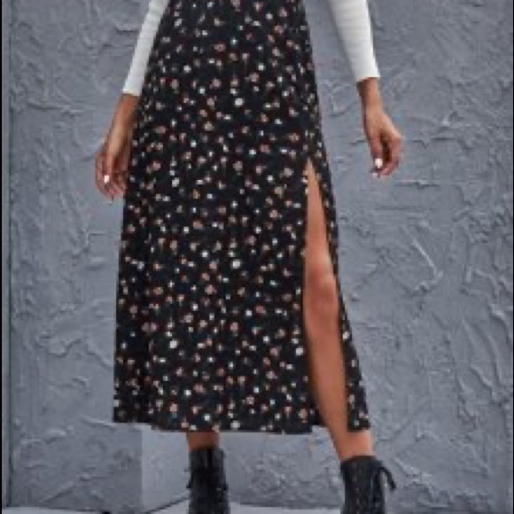SHEIN Dresses & Skirts - 🍄3/30✨Host Pick✨SHEIN Split-Thigh Floral Print Skirt (L)
